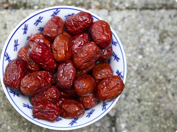 千年莫高窟、美麗月牙泉。在神圣的敦煌，亞盛好食邦兩萬畝優質堿性沙化土壤紅棗產區，每天經15小時光照如紅寶石般的敦煌駿棗，富集多種營養物質，個大核小、色鮮肉甜，堪稱天然滋補圣品。好食邦各級優質敦煌駿棗系列產品，從選種到種植，從生長到生產加工，嚴格苛求于每一處細節。